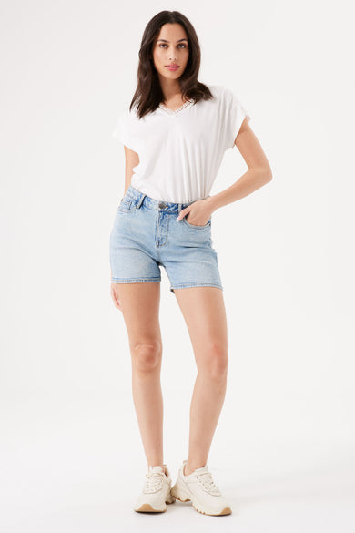 Short en jean bleu de GARCIA, porté avec un t-shirt blanc et des baskets blanches.