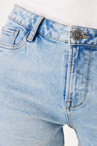 Korte spijkerbroek in blauw van GARCIA, met logoknoop, verweerd effect en contrasterende stiksels.
