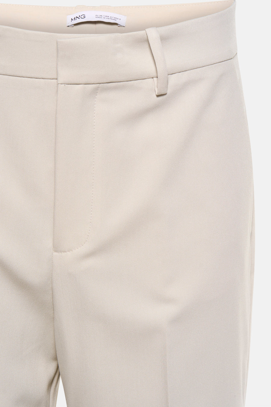 Beige kostuumbroek van MANGO, taillebanddetail met riemlussen en gulp.