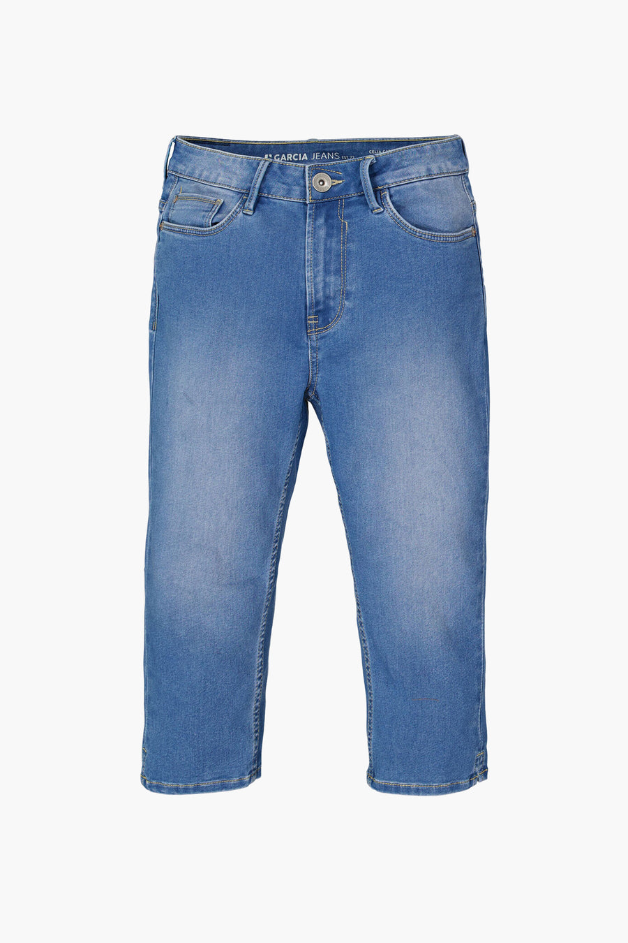 Short chino bleu de Garcia, avec poches avant et ourlet au genou.
