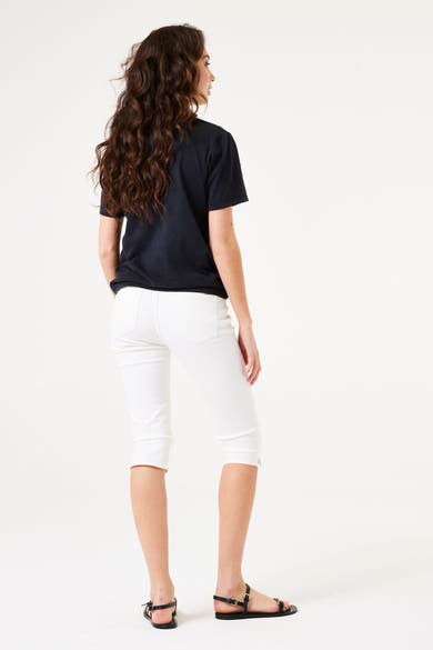 Short chino blanc de GARCIA, porté avec un t-shirt foncé et des sandales noires, vue de dos.