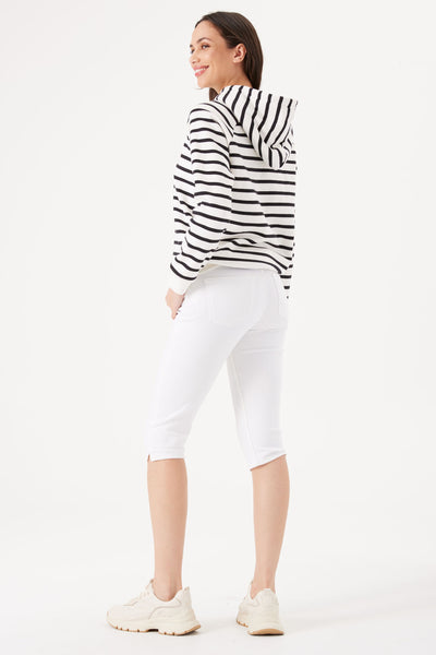 Short chino blanc de GARCIA, porté avec un pull à rayures horizontales et des chaussures de sport.