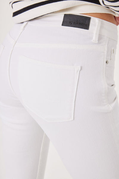 Short chino blanc de GARCIA, avec poche arrière et détail du logo sur la ceinture.
