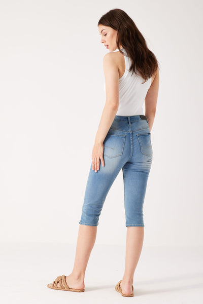 Short chino bleu de GARCIA, porté avec un débardeur blanc et des sandales en corde.