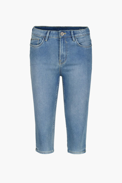 Chino bleu de GARCIA, pantacourt en denim avec des coutures apparentes et une coupe décontractée.
