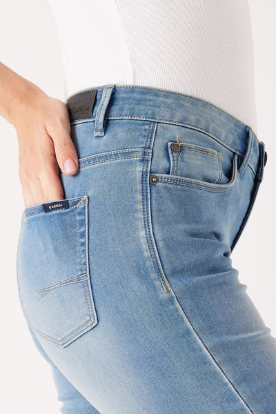 Shorts chino bleu de GARCIA, avec une main dans la poche arrière, portés avec un top blanc.