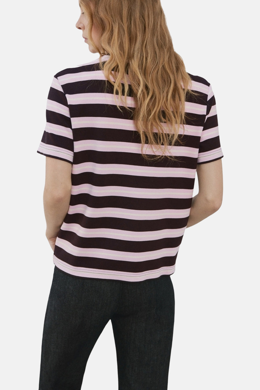 T-shirt à manches courtes multicolore de MANGO, rayé rose et noir, porté avec un pantalon foncé.