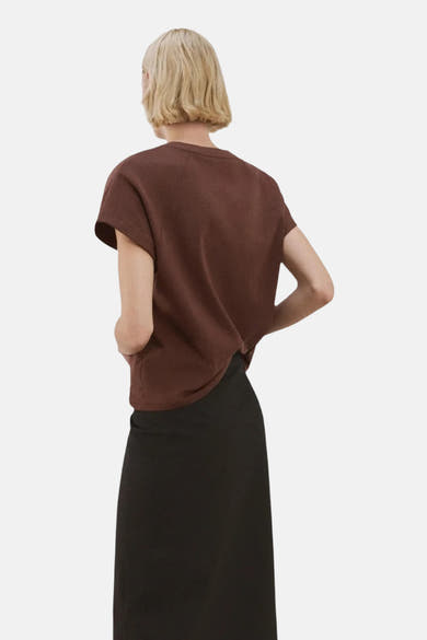 Top marron de MANGO, porté avec une jupe noire taille haute, vue de dos.