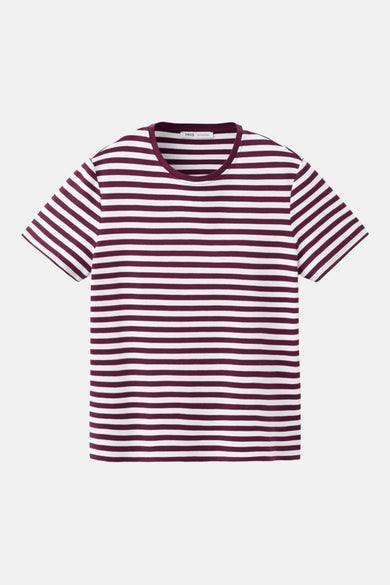 T-shirt à manches courtes bordeaux de MANGO, avec rayures horizontales blanches, sur fond neutre.