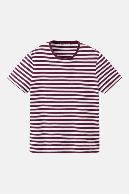 T-shirt à manches courtes bordeaux de MANGO, avec rayures horizontales blanches, sur fond neutre.