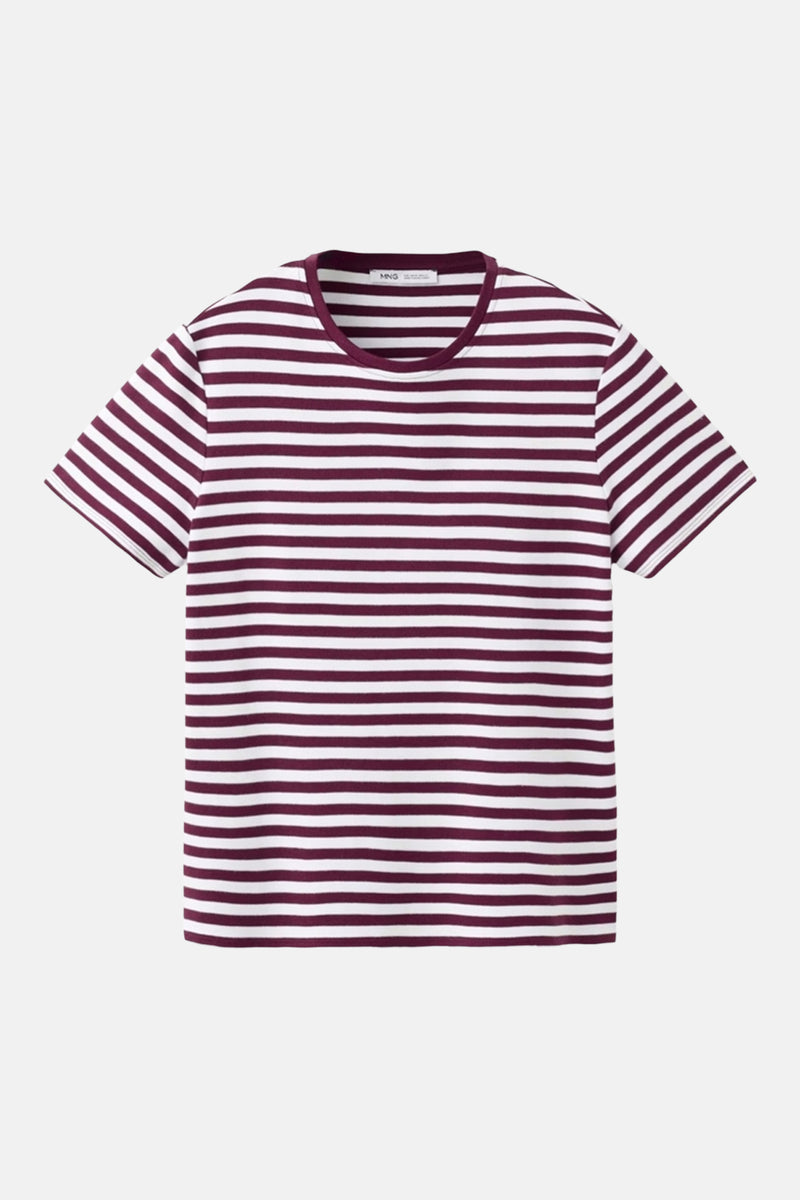 T-shirt à manches courtes bordeaux de MANGO, avec rayures horizontales blanches, sur fond neutre.