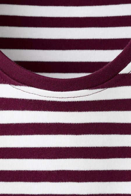 T-shirt bordeaux à rayures horizontales blanches de MANGO, en coton, avec encolure ronde.
