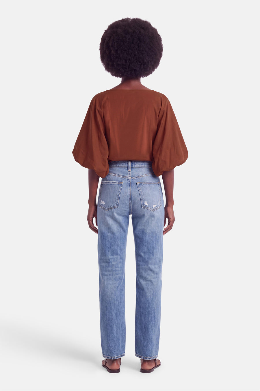 Blouse à manches courtes brique par Terra di Siena, vue dos, avec volants et jeans délavés
