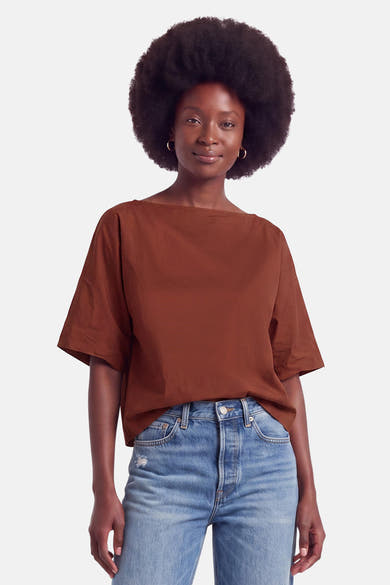 Blouse à manches courtes brique de Terra di Siena, coupe ample, col bateau, portée avec jeans délavés, vue frontale
