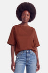 Blouse à manches courtes brique de Terra di Siena, coupe ample, col bateau, portée avec jeans délavés, vue frontale