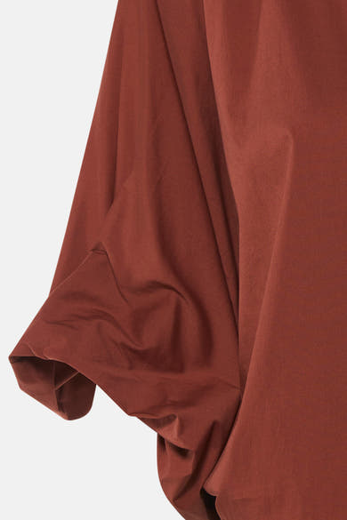Blouse à manches courtes couleur brique par Terra di Siena, vue rapprochée du tissu fluide et des plis naturels