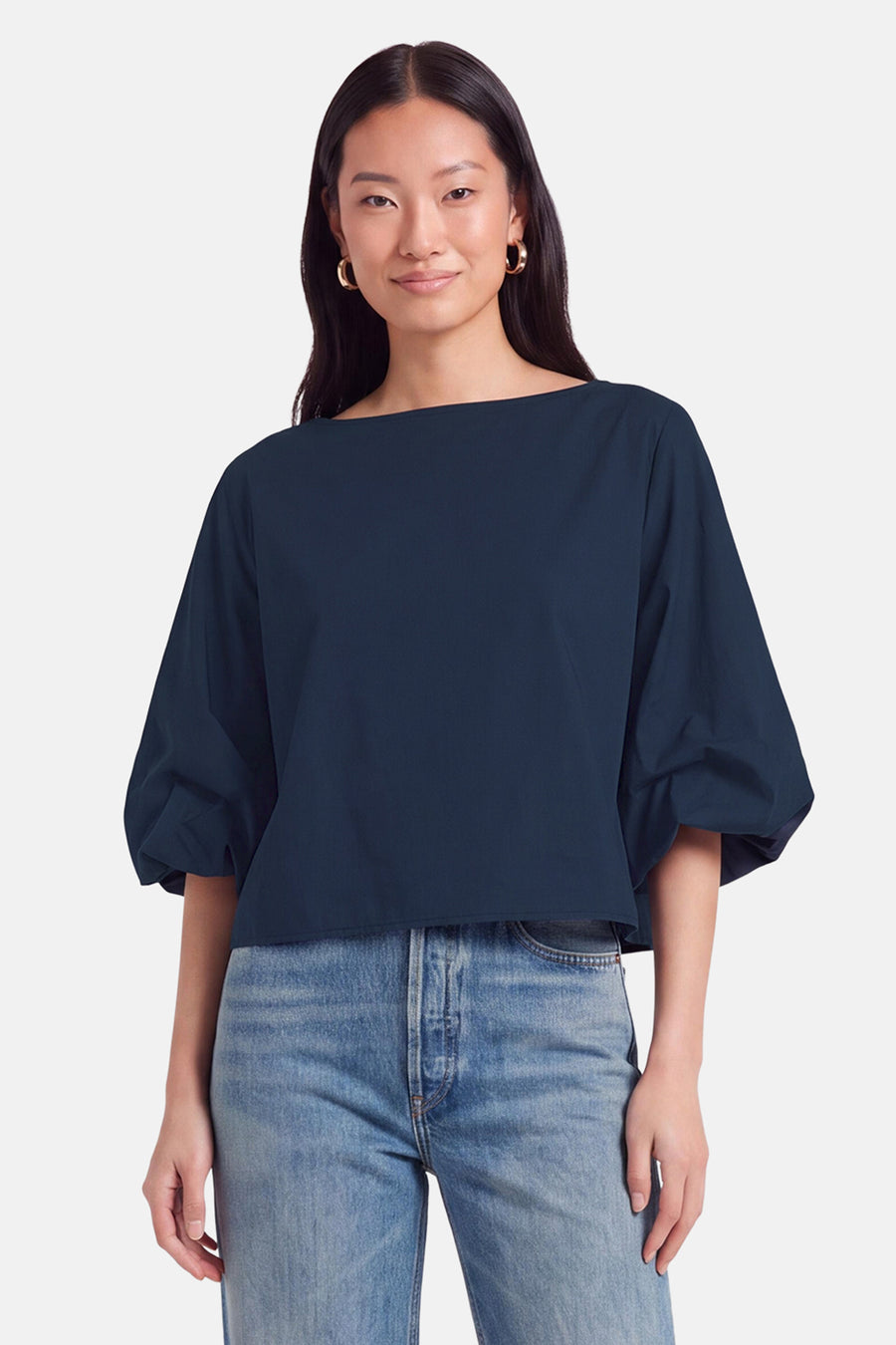 Blouse bleue à manches courtes par Terra di Siena, coupe ample avec col bateau, portée avec jeans délavés