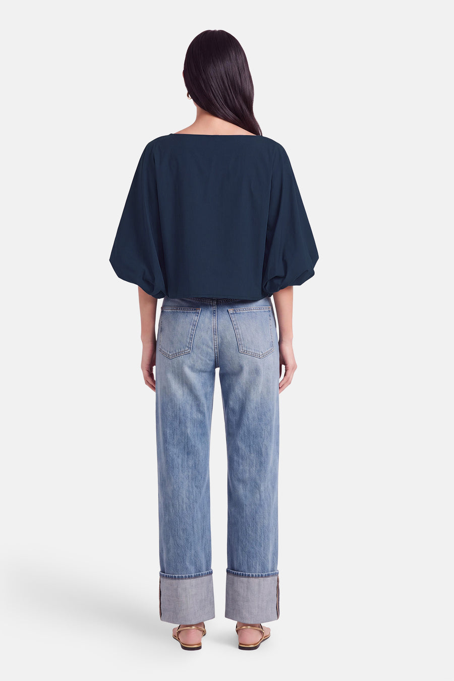 Blouse bleue à manches courtes par Terra di Siena, vue dos, coupe ample, portée avec jeans délavés et sandales dorées