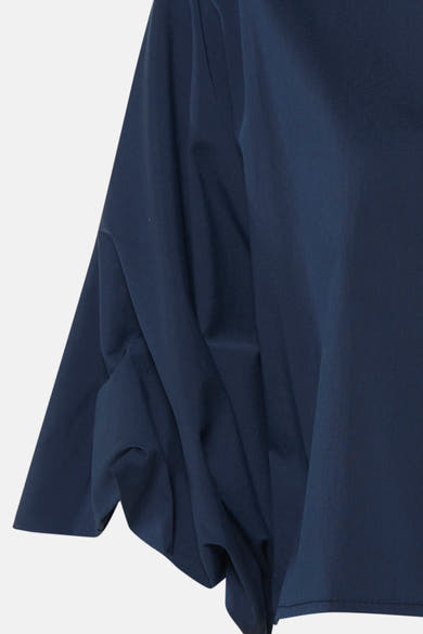 Blouse bleue à manches courtes par Terra di Siena, vue de côté, tissu fluide et plissé
