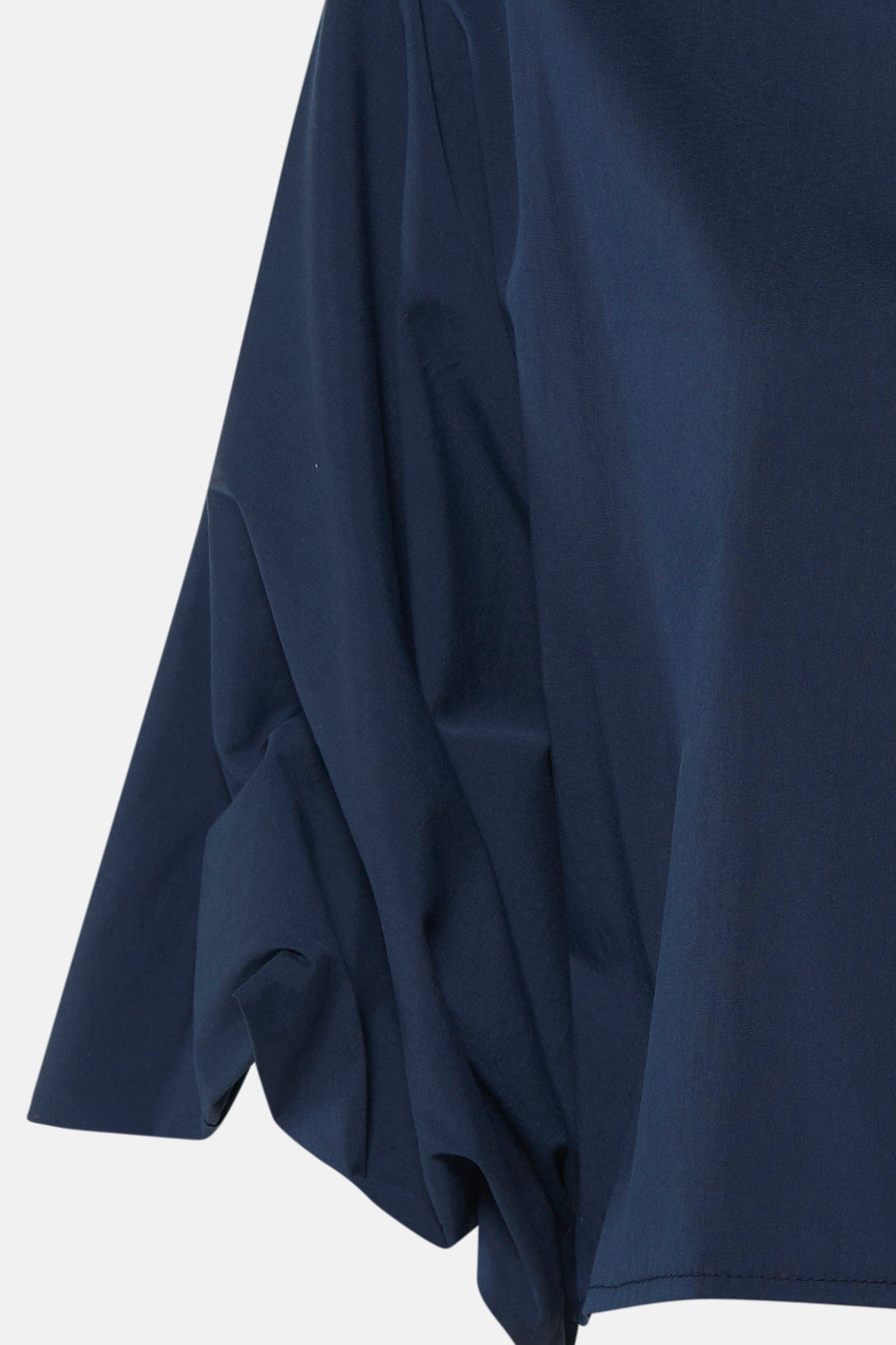 Blouse bleue à manches courtes par Terra di Siena, vue de côté, tissu fluide et plissé