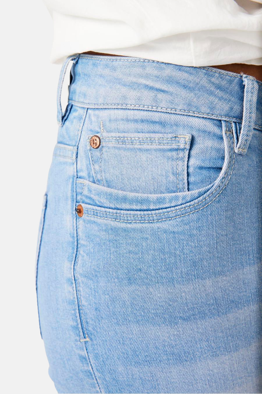 Jean bleu clair en denim de GARCIA, avec poche avant arrondie et détails de couture.