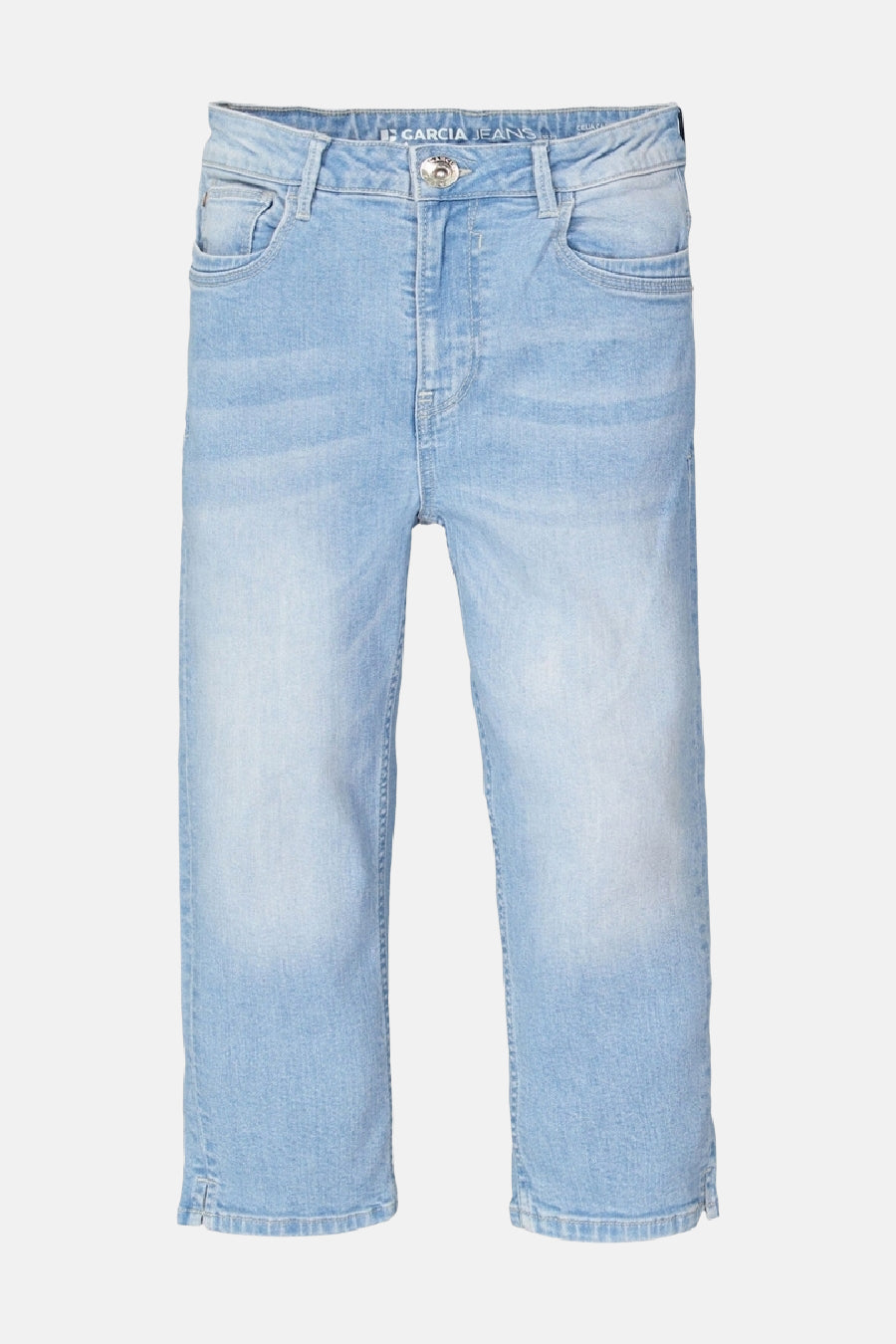 Jean décontracté en denim bleu clair de GARCIA, coupe droite avec ourlets fendus discrets.