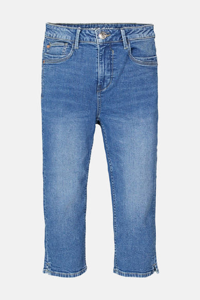 Jean bleu denim par GARCIA, coupe courte avec ourlets fendus et détails de poches classiques.