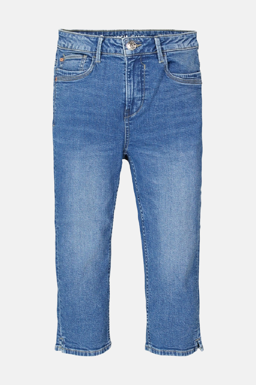 Jean bleu denim par GARCIA, coupe courte avec ourlets fendus et détails de poches classiques.