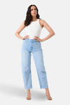 Jean en denim bleu moyen de GARCIA, porté avec un débardeur blanc et des talons hauts neutres.