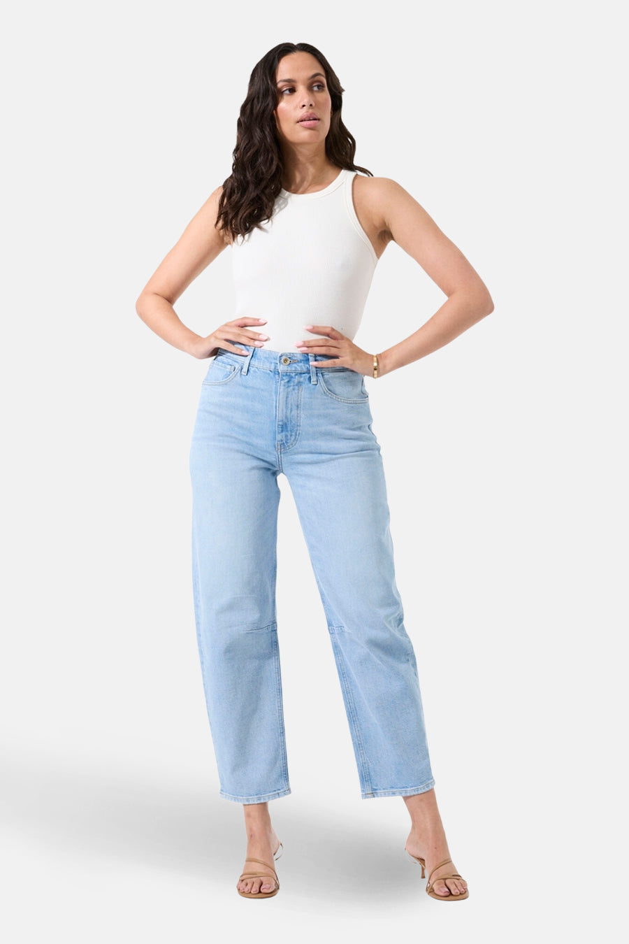 Jean en denim bleu moyen de GARCIA, porté avec un débardeur blanc et des talons hauts neutres.