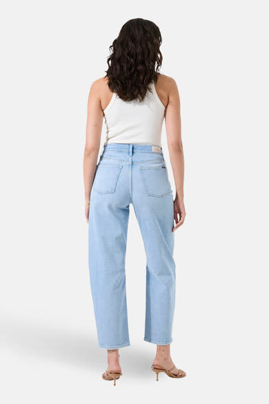 Jean bleu denim coupe droite, par GARCIA, porté avec un débardeur blanc et des sandales à talons, vue de dos.

