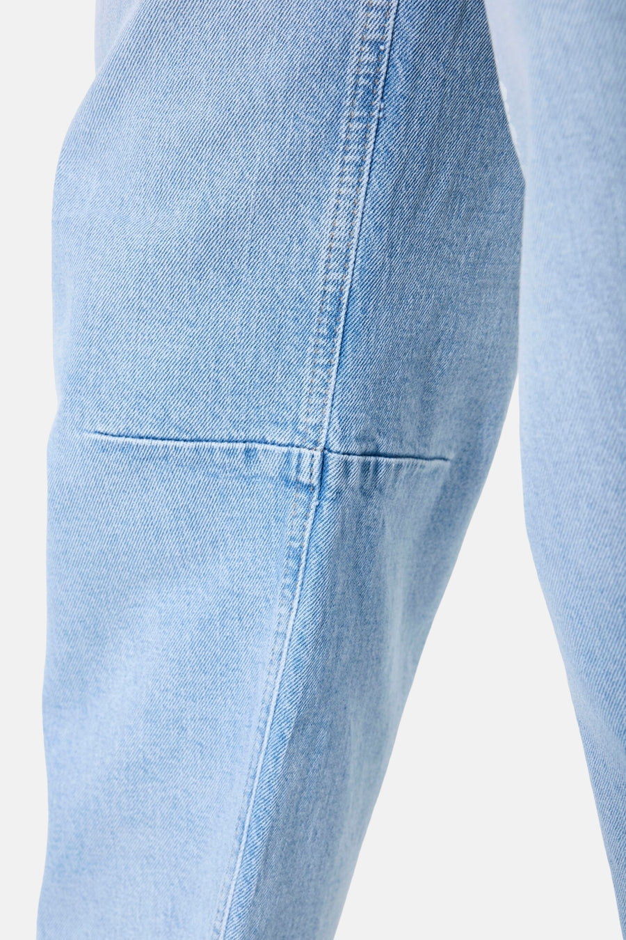 Jean bleu moyen en denim de GARCIA, détail de couture au genou.