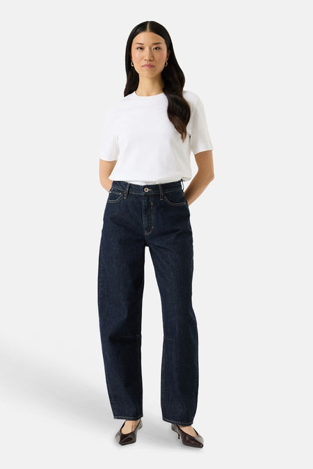 Jean droit en denim bleu foncé GARCIA porté avec un t-shirt blanc.