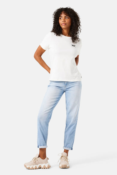 Jean Mom en denim bleu clair de GARCIA, porté avec un t-shirt blanc uni et des chaussures de sport beiges.
