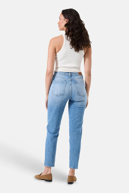 Jean Mom bleu moyen en denim de GARCIA, vue de dos avec un patch en cuir sur la taille.