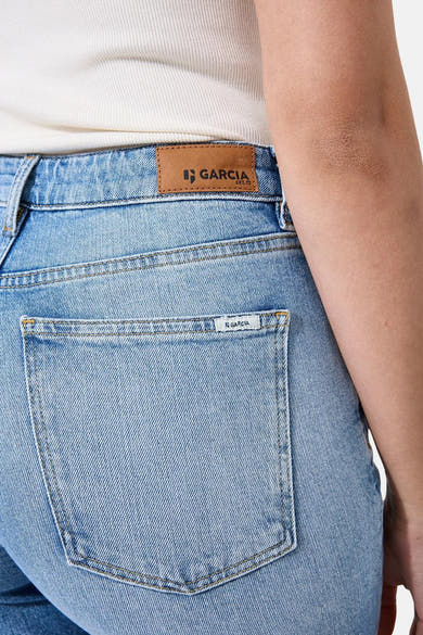 Jean Mom bleu moyen de Garcia, avec patch en cuir au dos et étiquette sur la poche arrière.