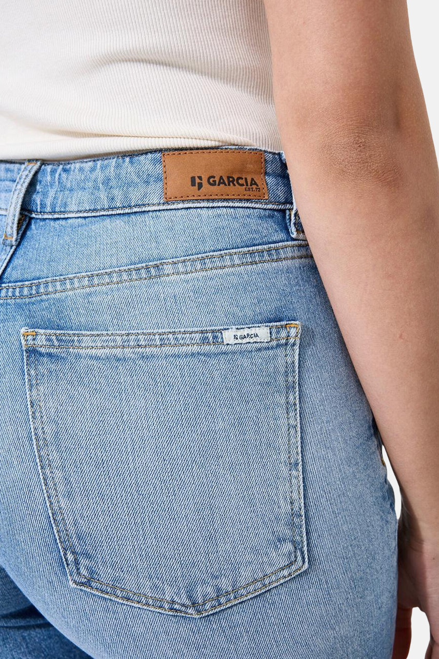 Jean Mom bleu moyen de Garcia, avec patch en cuir au dos et étiquette sur la poche arrière.