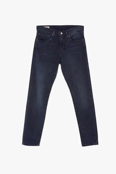 Jean fuselé en denim bleu moyen de Levi's®, sur un fond blanc uni.