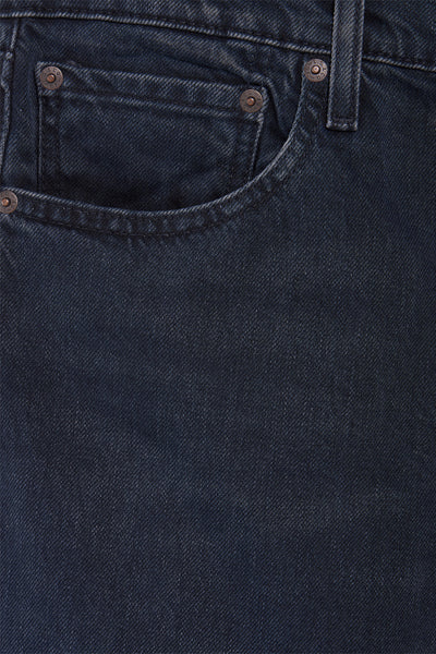 Jean tapered bleu moyen de Levi's®, avec poche gousset et détails de couture apparents.