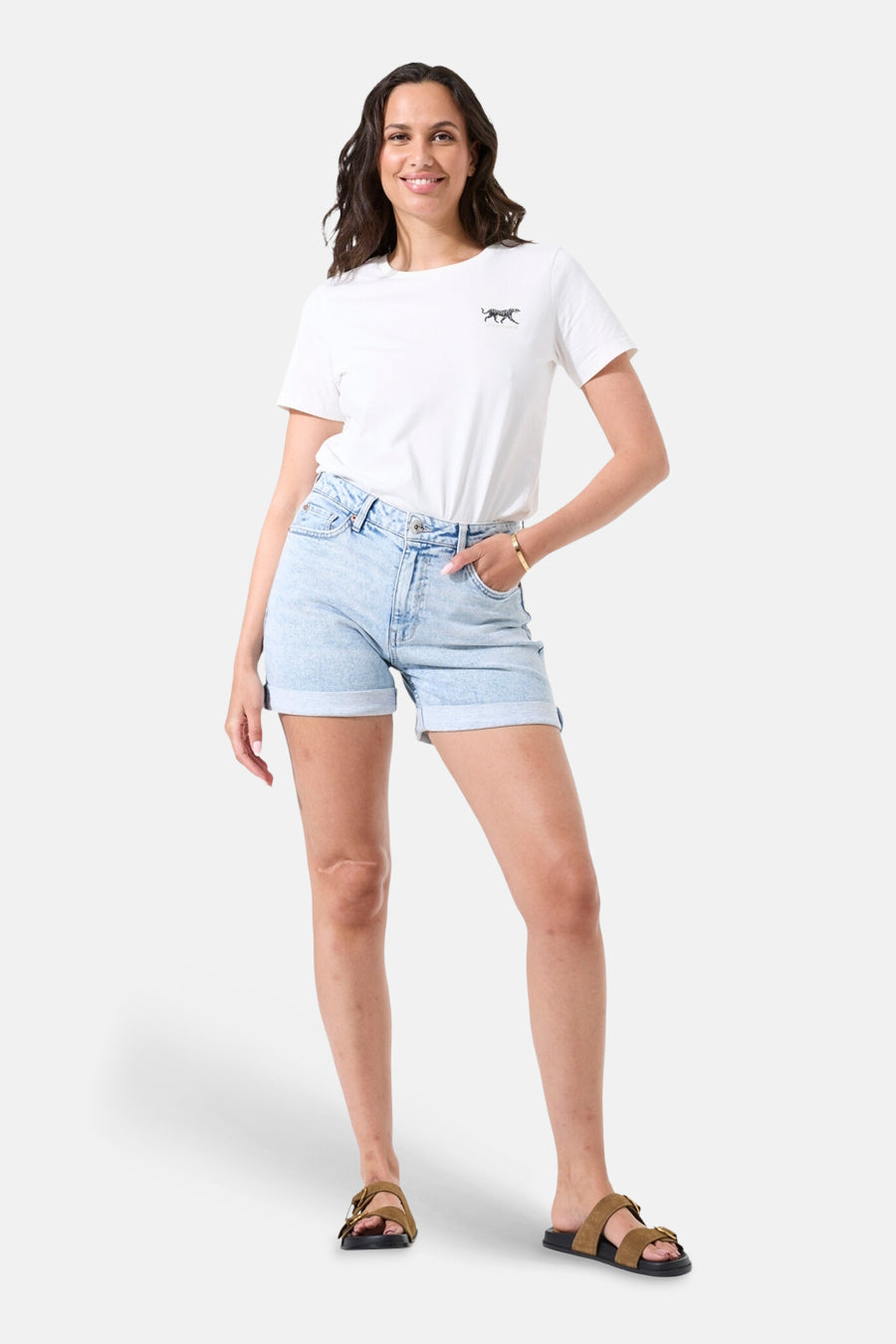 Short en denim bleu clair de GARCIA, porté avec un t-shirt blanc à motif.