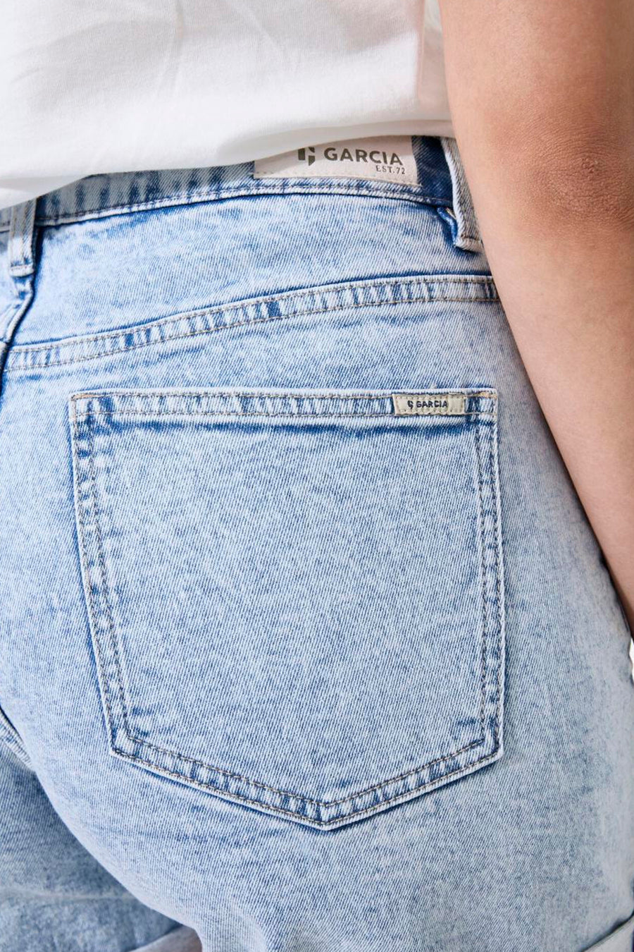 Short en denim bleu clair de GARCIA, avec poche arrière ornée d'une étiquette logotypée.