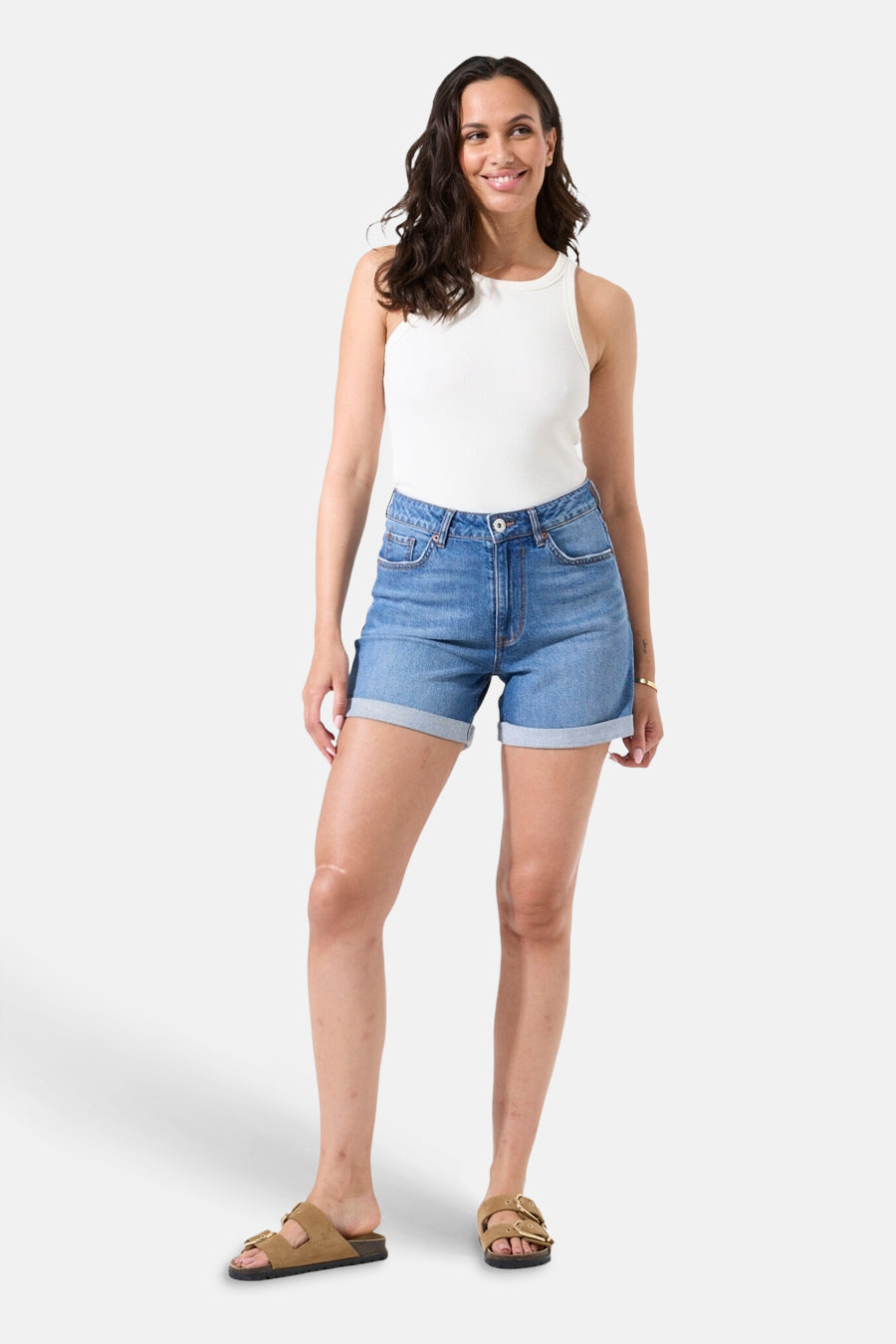 Short en denim bleu moyen de GARCIA, avec ourlet retroussé et coupe décontractée.