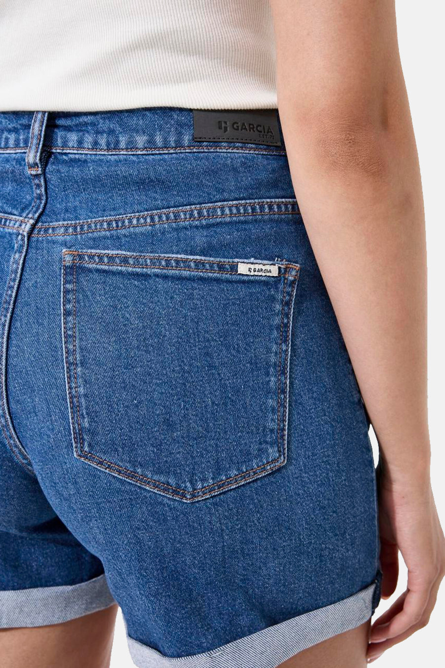 Short en denim bleu moyen de GARCIA, avec poche arrière et ourlets retroussés.