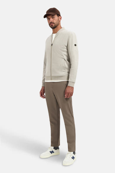 Beige gilet van NO EXCESS, gedragen met een bruine broek en wit-blauwe sneakers.