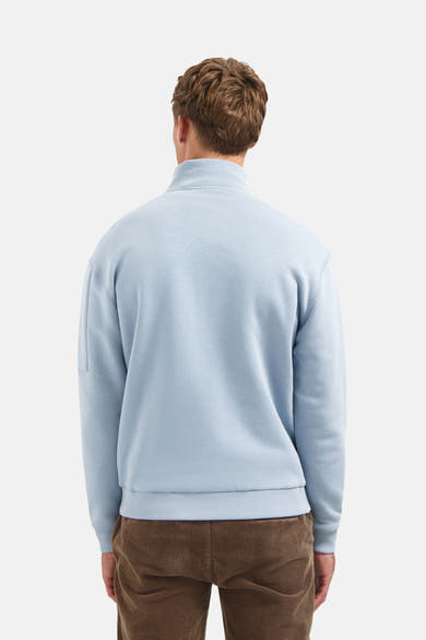 Blauwe coltrui van NO EXCESS, lange mouwen, met bruine corduroy broek.