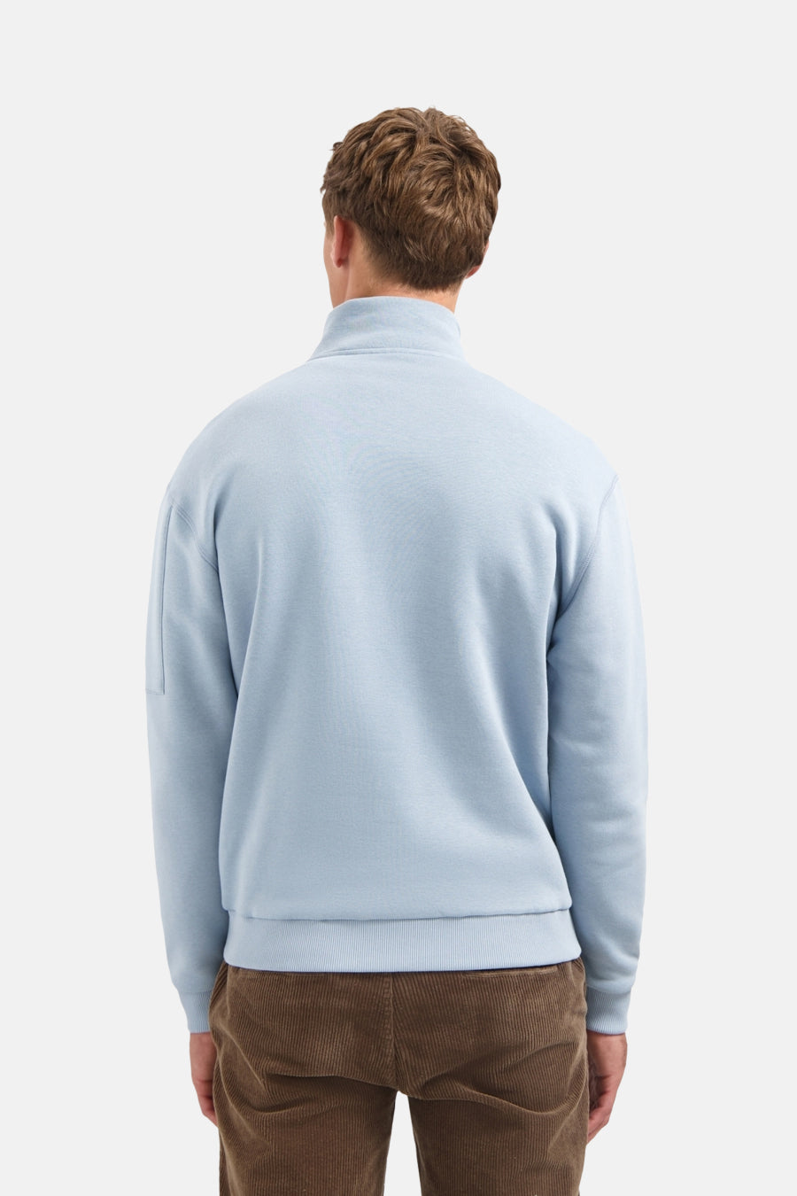 Blauwe coltrui van NO EXCESS, lange mouwen, met bruine corduroy broek.