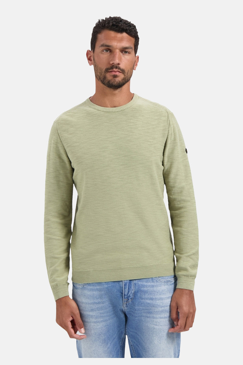 Pull à col rond vert de NO EXCESS porté avec un jean décontracté