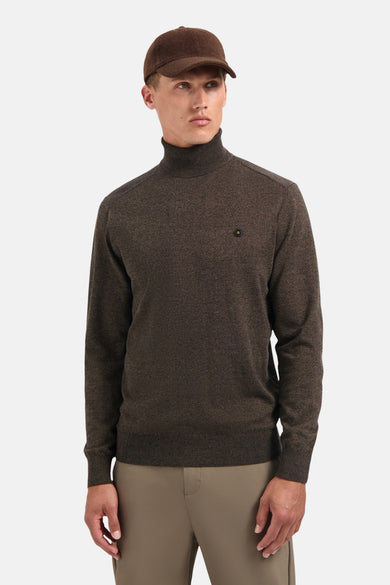Taupe coltrui van NO EXCESS, gedragen met een olijfgroene broek en een bruine pet.