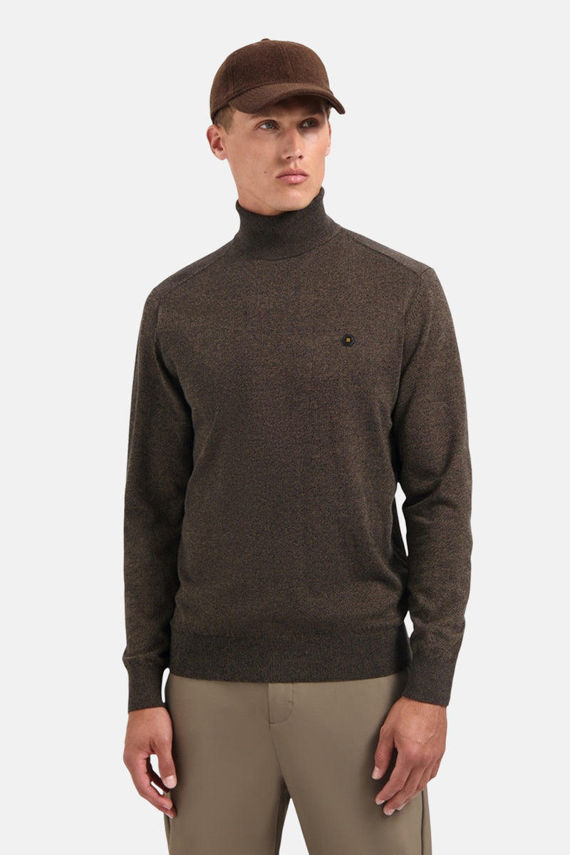 Taupe coltrui van NO EXCESS, gedragen met een olijfgroene broek en een bruine pet.