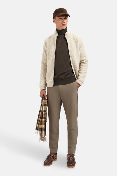 Taupe coltrui van No Excess, gedragen met een sherpa jas, een chino broek en een geruite sjaal.